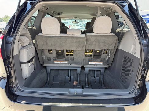 Used 2017 Toyota Sienna LE FWD image 25