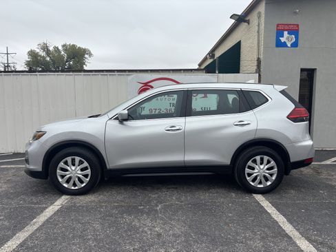 Used 2017 Nissan Rogue S image 2