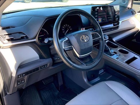 Used 2021 Toyota Sienna XLE image 16