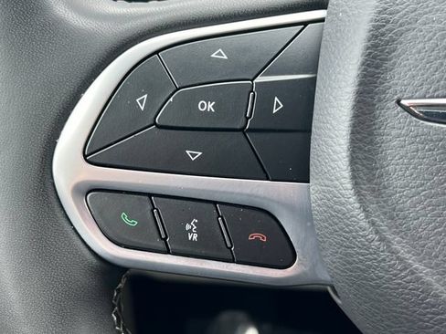 Used 2024 Chrysler Pacifica Touring-L FWD image 21