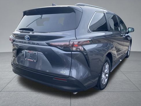 Used 2025 Toyota Sienna XLE image 18