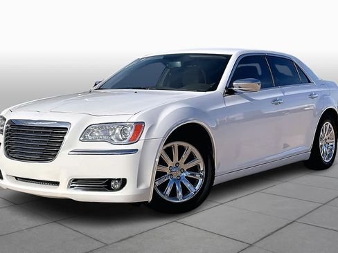 Used 2013 Chrysler 300 C image 3