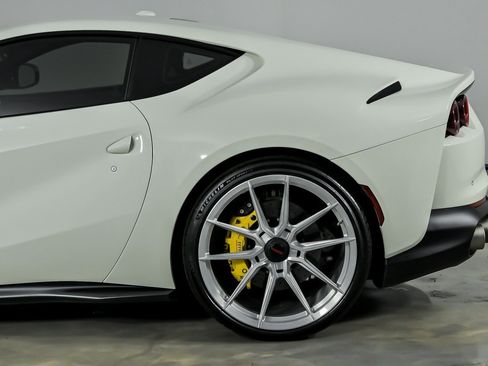 Used 2018 Ferrari 812 Superfast RWD image 9