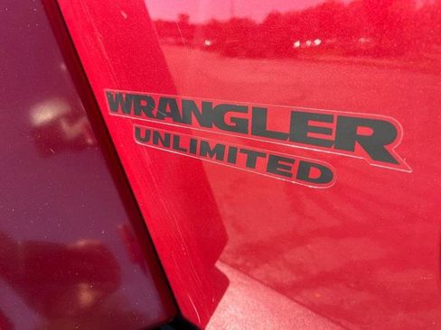 Used 2012 Jeep Wrangler Unlimited Sahara AWD/4WD image 4