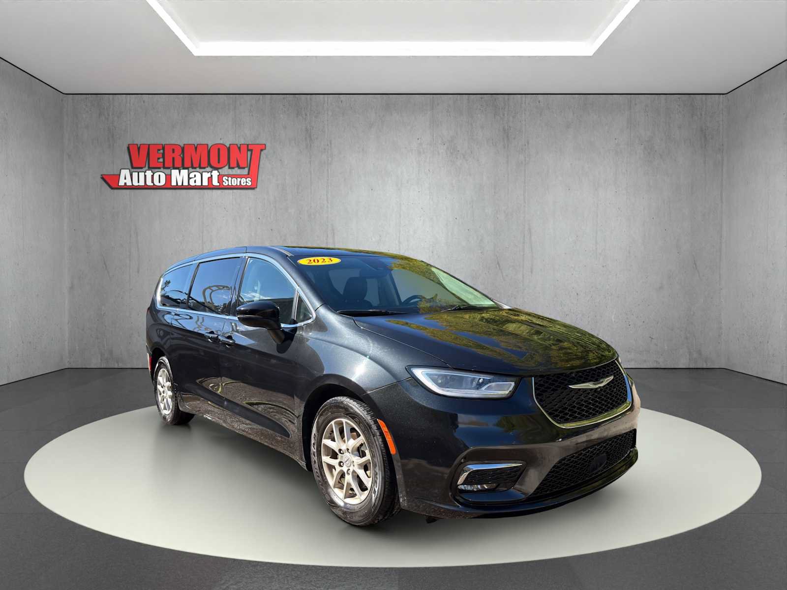 Used 2023 Chrysler Pacifica Touring-L FWD image 1