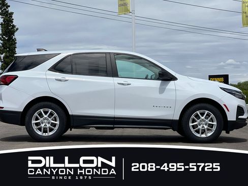 Used 2022 Chevrolet Equinox LS w/ LS Convenience Package AWD/4WD image 3