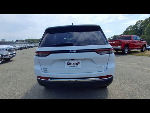 Used 2023 Jeep Grand Cherokee Laredo w/ Luxury Tech Group I AWD/4WD image 7