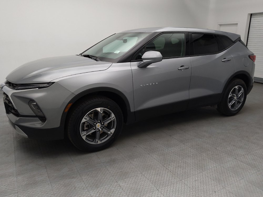 Used 2025 Chevrolet Blazer LT FWD image 3