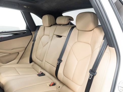 Certified 2025 Porsche Macan AWD/4WD image 30