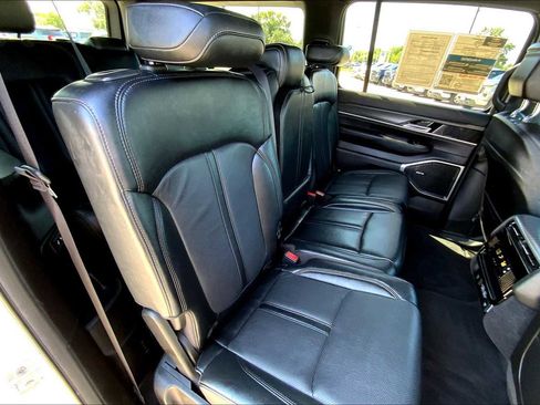 Used 2023 Jeep Wagoneer L Series III w/ Preferred Equipment Group image 18