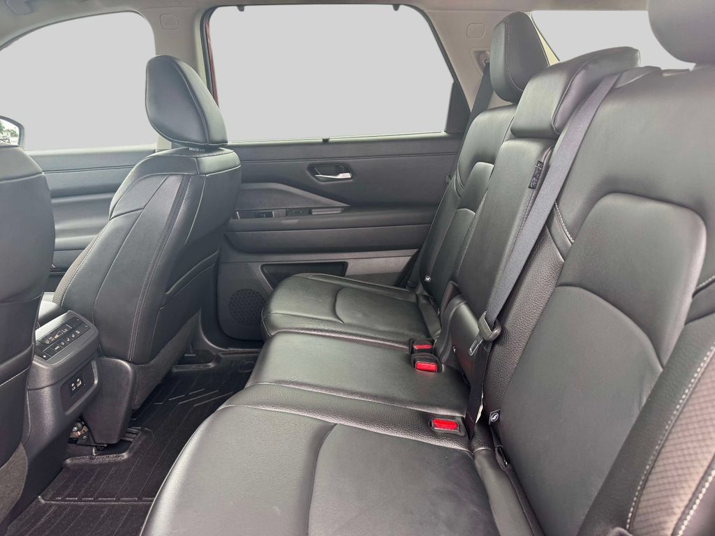 Used 2024 Nissan Pathfinder SL AWD/4WD image 10
