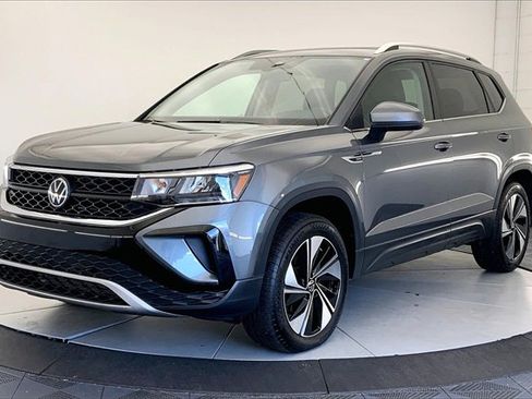 Used 2024 Volkswagen Taos SE image 2
