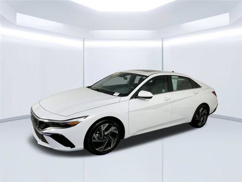 Used 2025 Hyundai Elantra SEL FWD image 4