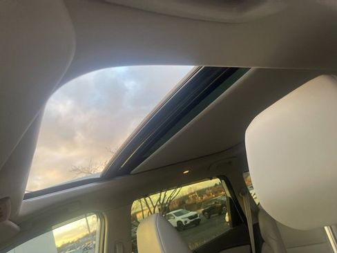 Used 2024 Nissan Rogue SV w/ SV Premium Package image 17