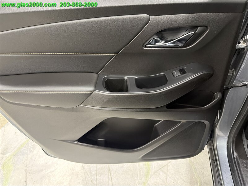 Used 2021 Chevrolet Traverse LS AWD/4WD image 32