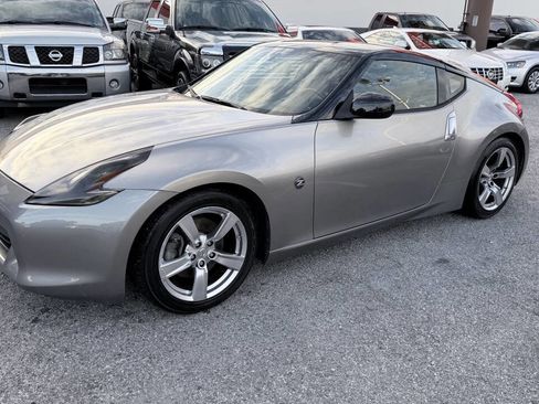 Used 2009 Nissan 370Z Touring image 2