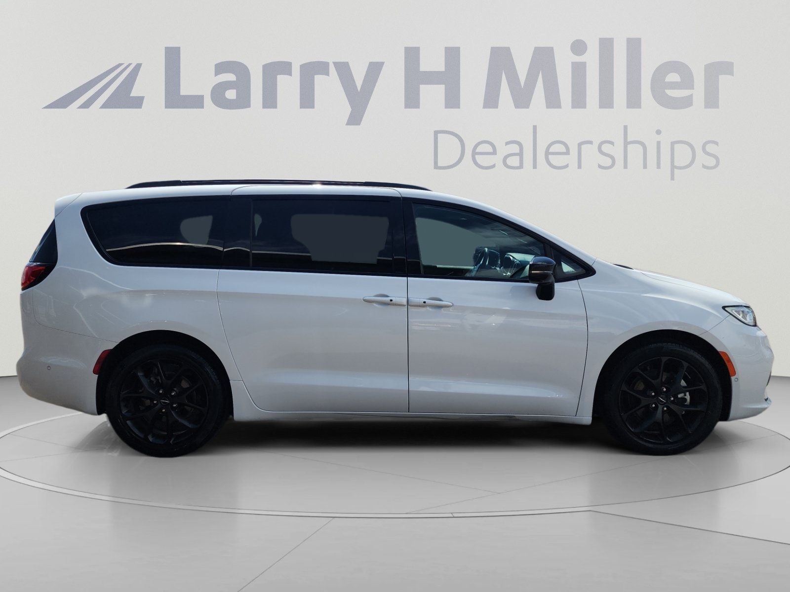 Used 2023 Chrysler Pacifica Limited w/ S Appearance Package FWD image 6