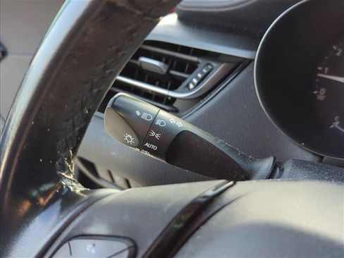 Used 2018 Toyota C-HR XLE FWD image 17