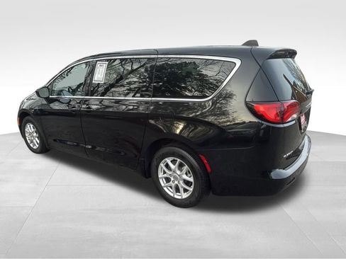 Used 2023 Chrysler Voyager LX image 15