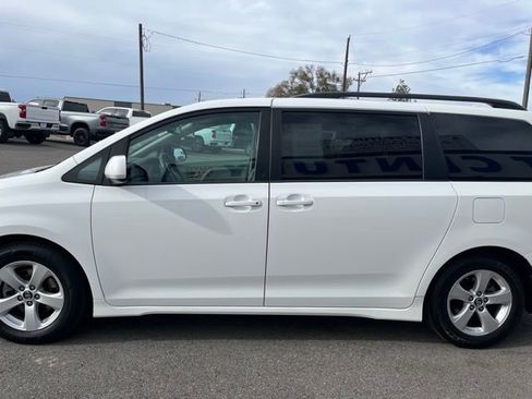 Used 2018 Toyota Sienna LE image 5