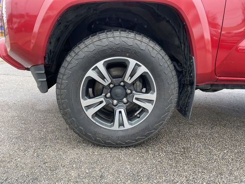 Used 2019 Toyota Tacoma TRD Sport image 9