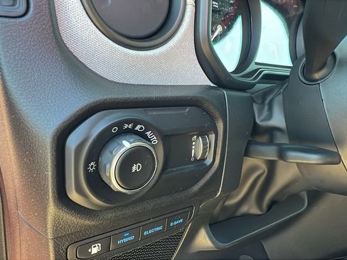 Used 2025 Jeep Wrangler Willys image 24