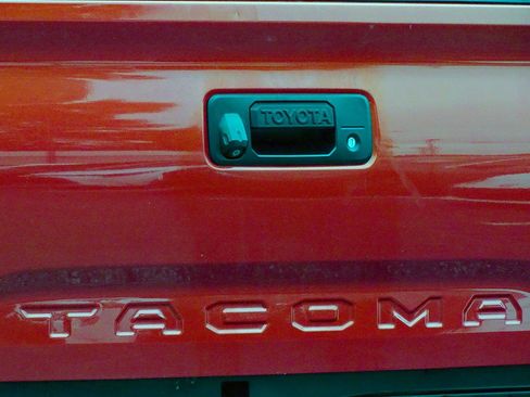 Used 2016 Toyota Tacoma TRD Off-Road w/ Premium & Technology Package AWD/4WD image 16