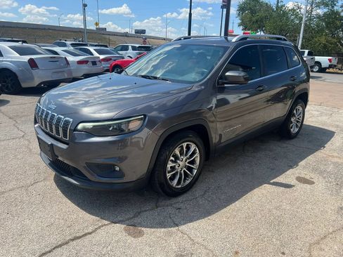 Used 2019 Jeep Cherokee Latitude Plus w/ Comfort/Convenience Group FWD image 12