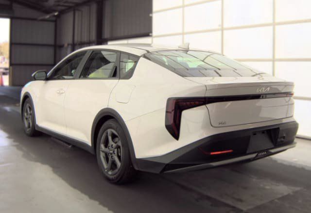 Used 2025 Kia K4 FWD image 3