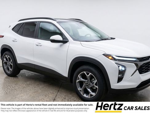 Used 2025 Chevrolet Trax LT FWD image 1