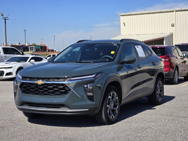 Used 2025 Chevrolet Trax LT FWD image 3