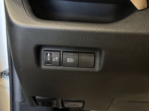 Used 2021 Toyota RAV4 LE AWD/4WD image 18