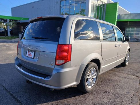 Used 2016 Dodge Grand Caravan SXT image 4