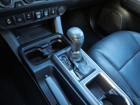 Certified 2018 Toyota Tacoma TRD Off-Road image 25