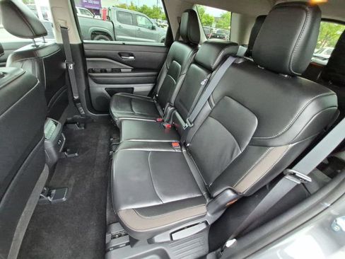 Used 2025 Nissan Pathfinder SL AWD/4WD image 24