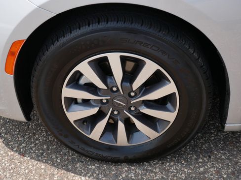 Used 2023 Chrysler Pacifica Touring-L FWD image 15