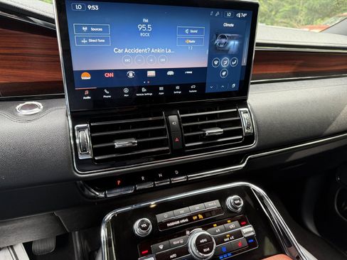 Used 2024 Lincoln Navigator Premiere AWD/4WD image 28