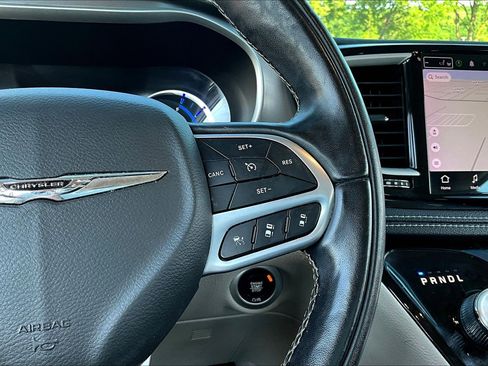 Used 2022 Chrysler Pacifica Touring-L w/ Uconnect Theater Family Group FWD image 11