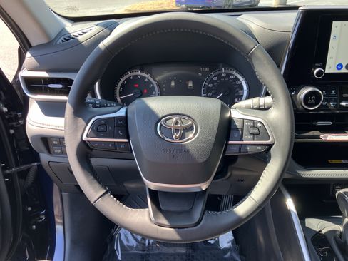 Used 2025 Toyota Highlander XLE FWD image 21