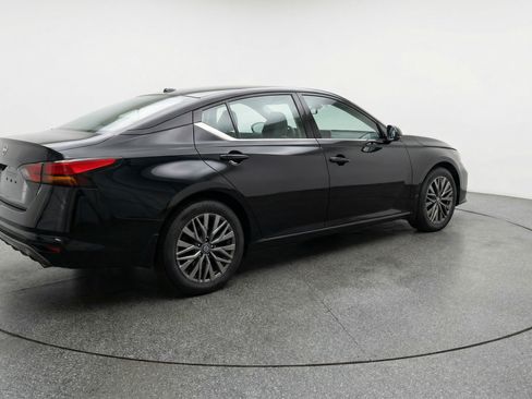 Used 2025 Nissan Altima 2.5 SV FWD image 9