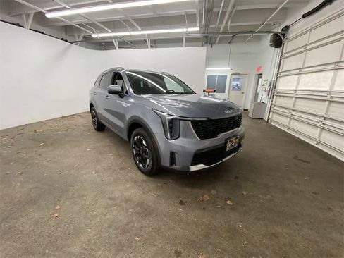 Used 2025 Kia Sorento S image 8