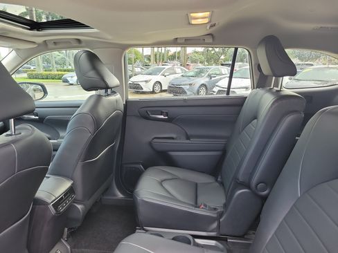 Used 2024 Toyota Highlander XLE AWD/4WD image 17