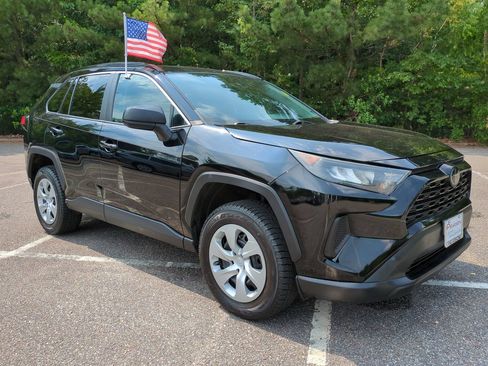 Used 2020 Toyota RAV4 LE AWD/4WD image 2