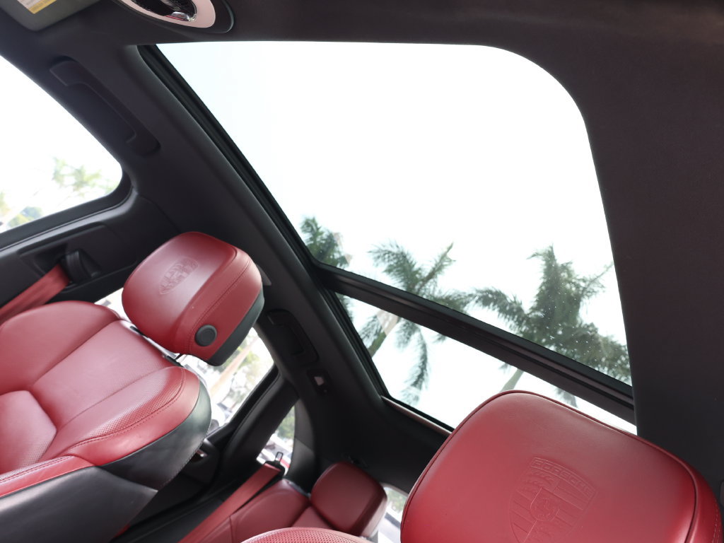 Used 2023 Porsche Macan Turbo AWD/4WD image 17