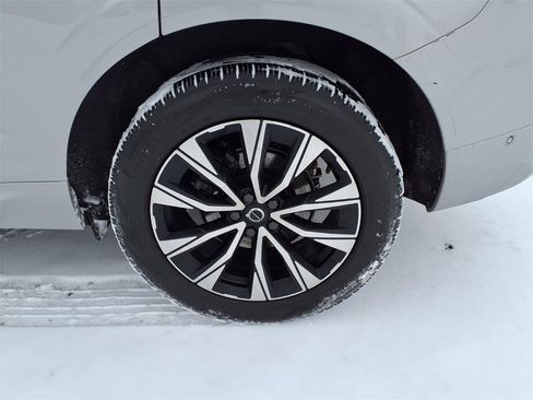 Used 2023 Volvo XC60 B5 Plus image 35