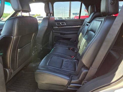 Used 2018 Ford Explorer Platinum AWD/4WD image 6