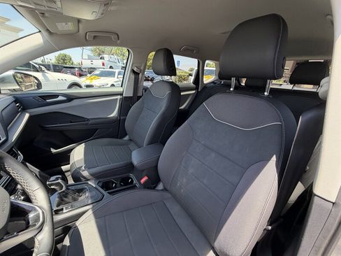 Used 2024 Volkswagen Taos SE FWD image 8