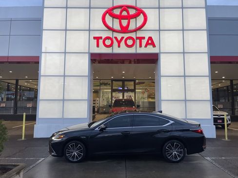 Used 2023 Lexus ES 250 w/ Premium Package image 2