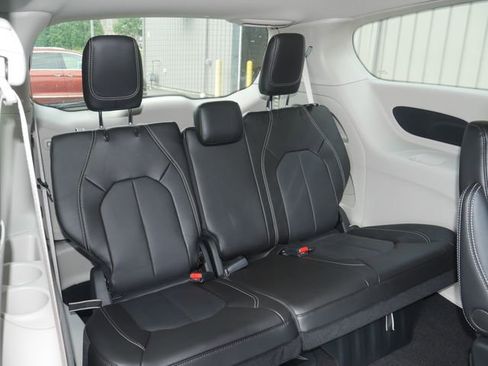 Used 2024 Chrysler Pacifica Touring-L FWD image 24