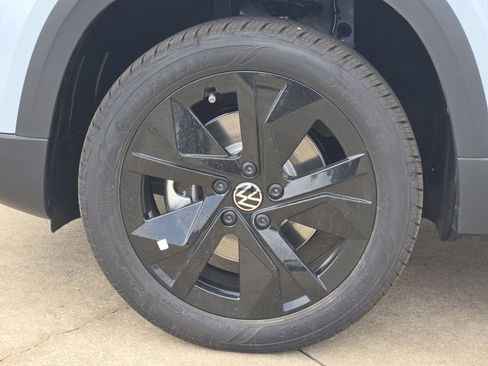 New 2026 Volkswagen Taos SE image 10